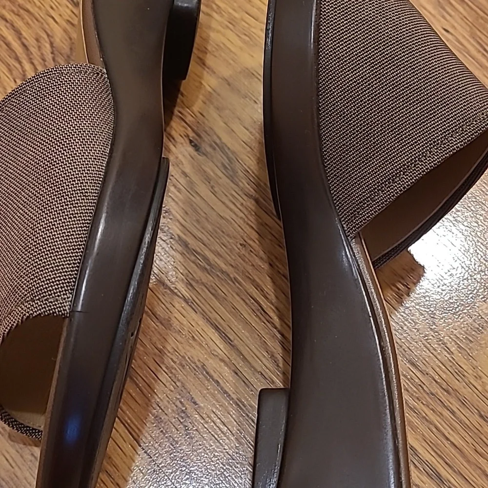Stuart Weitzman Mini platform sandal. - Picture 5 of 5